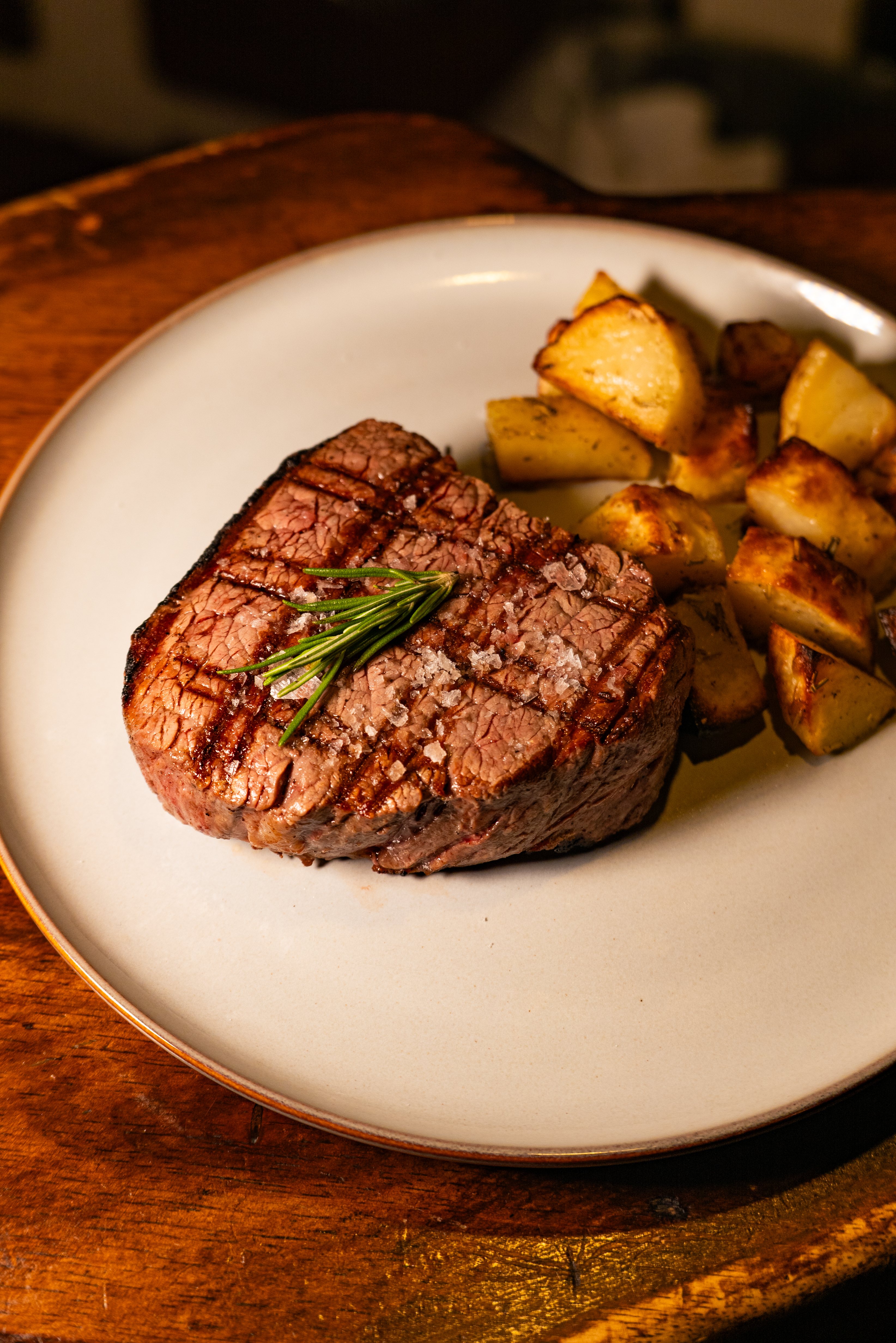 Taglio di carne alla brace con patate